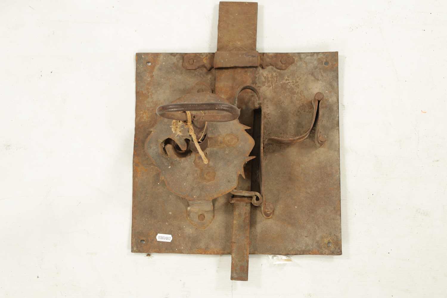 AN EARLY 18TH CENTURY IRON LOCK AND KEY OF LARGE SIZE - Image 2 of 7