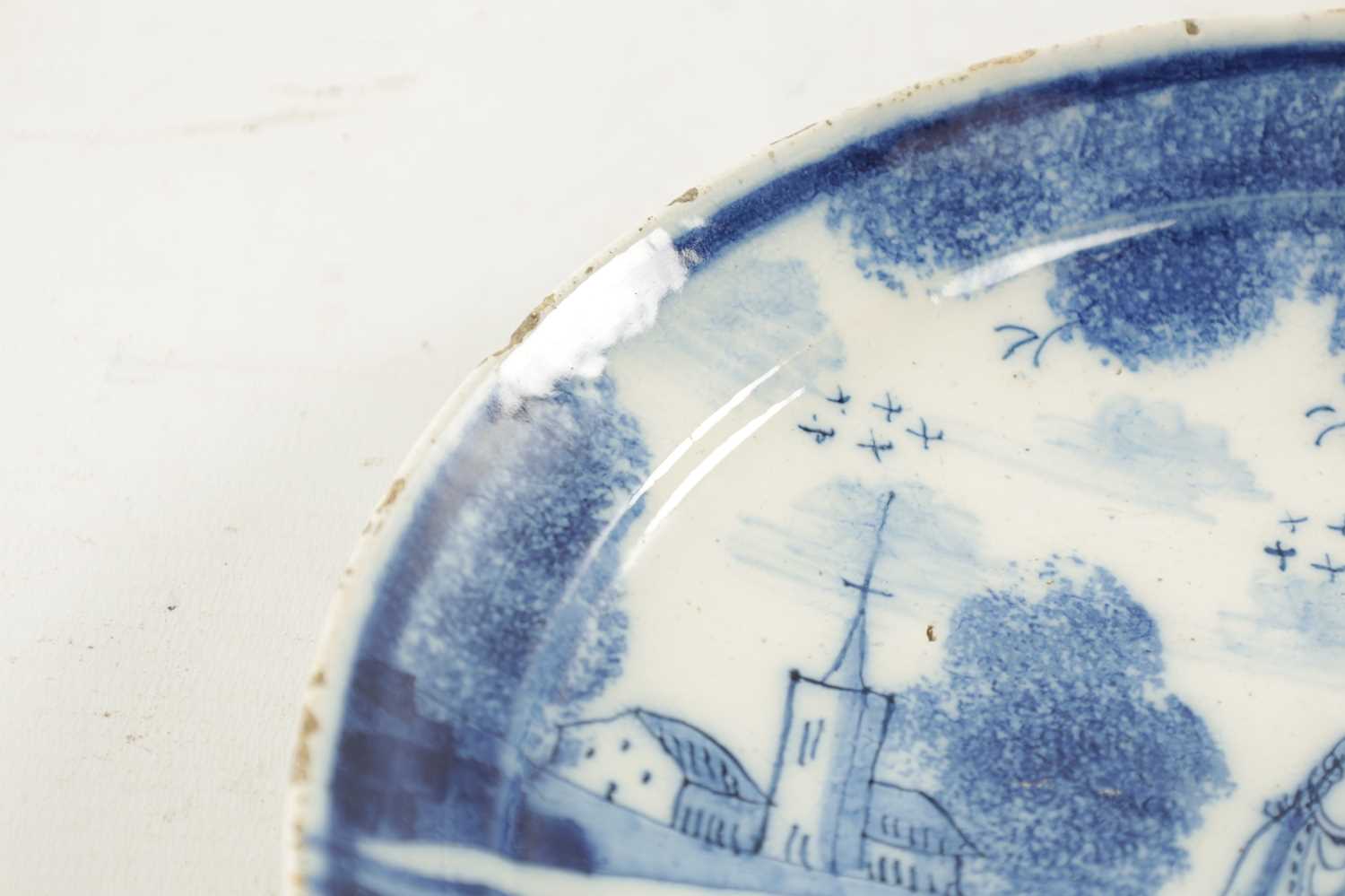 AN EARLY 18TH CENTURY DELFT BLUE AND WHITE PLATE - Image 4 of 6