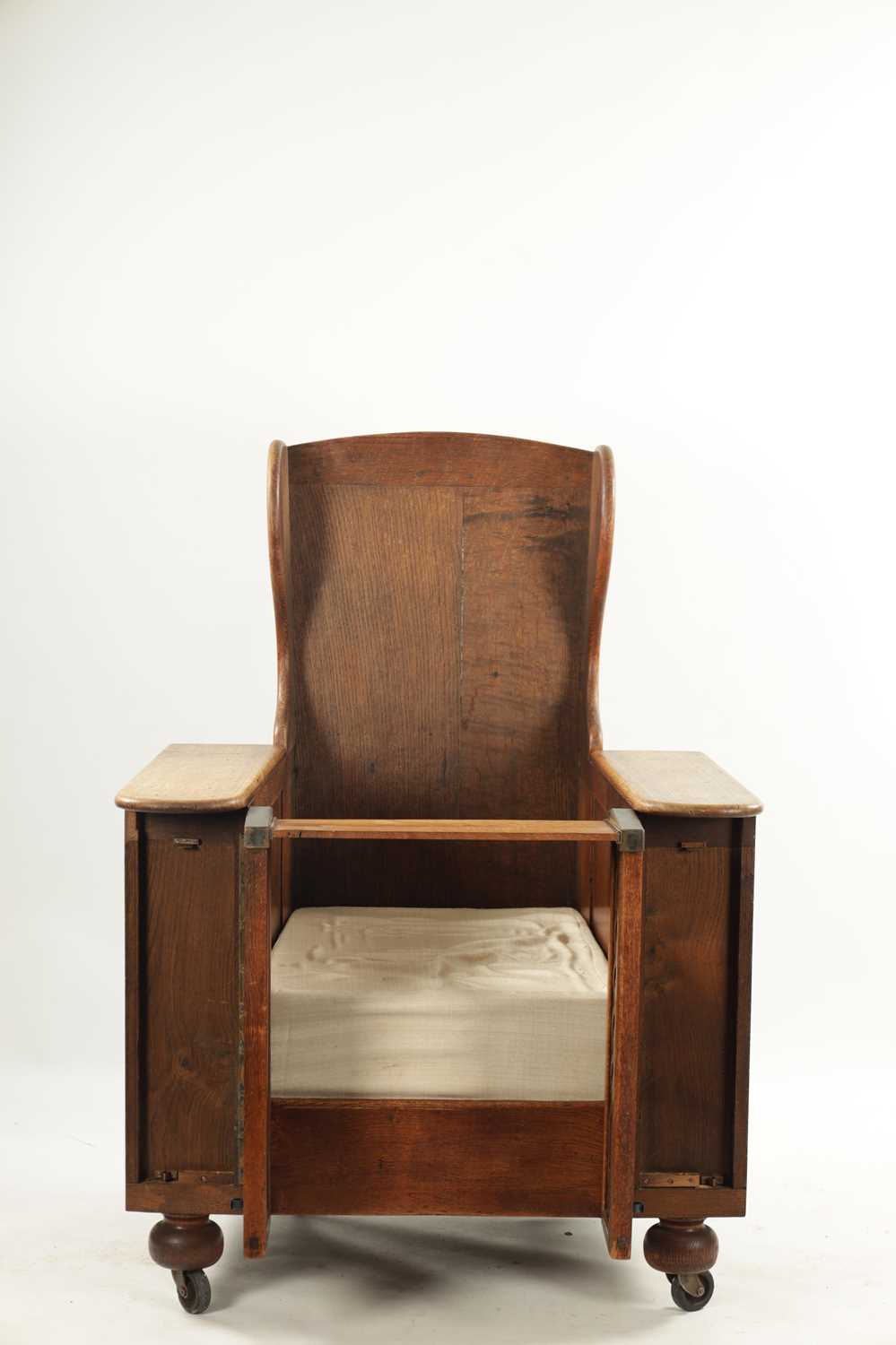 AN ARTS AND CRAFTS METAMORPHIC OAK ARMCHAIR - Image 4 of 7
