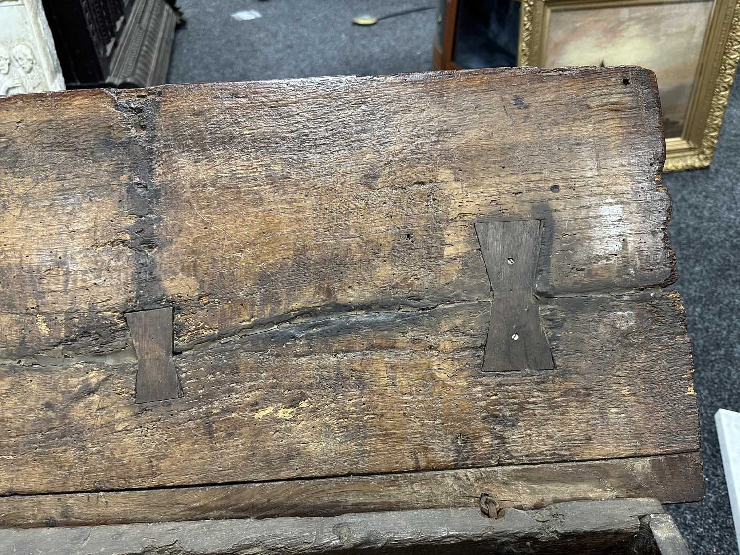 A RARE 15TH/16TH CENTURY GOTHIC OAK PLANK COFFER OF SMALL SIZE - Image 18 of 22