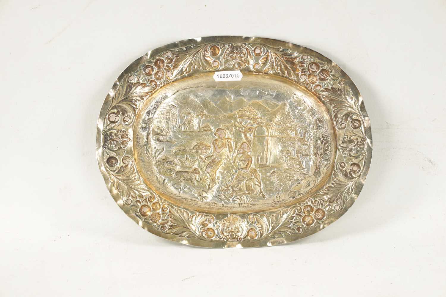 AN 18TH CENTURY GERMAN REPOUSSE SILVER AND SILVER GILT OVAL CHARGER - Image 5 of 10