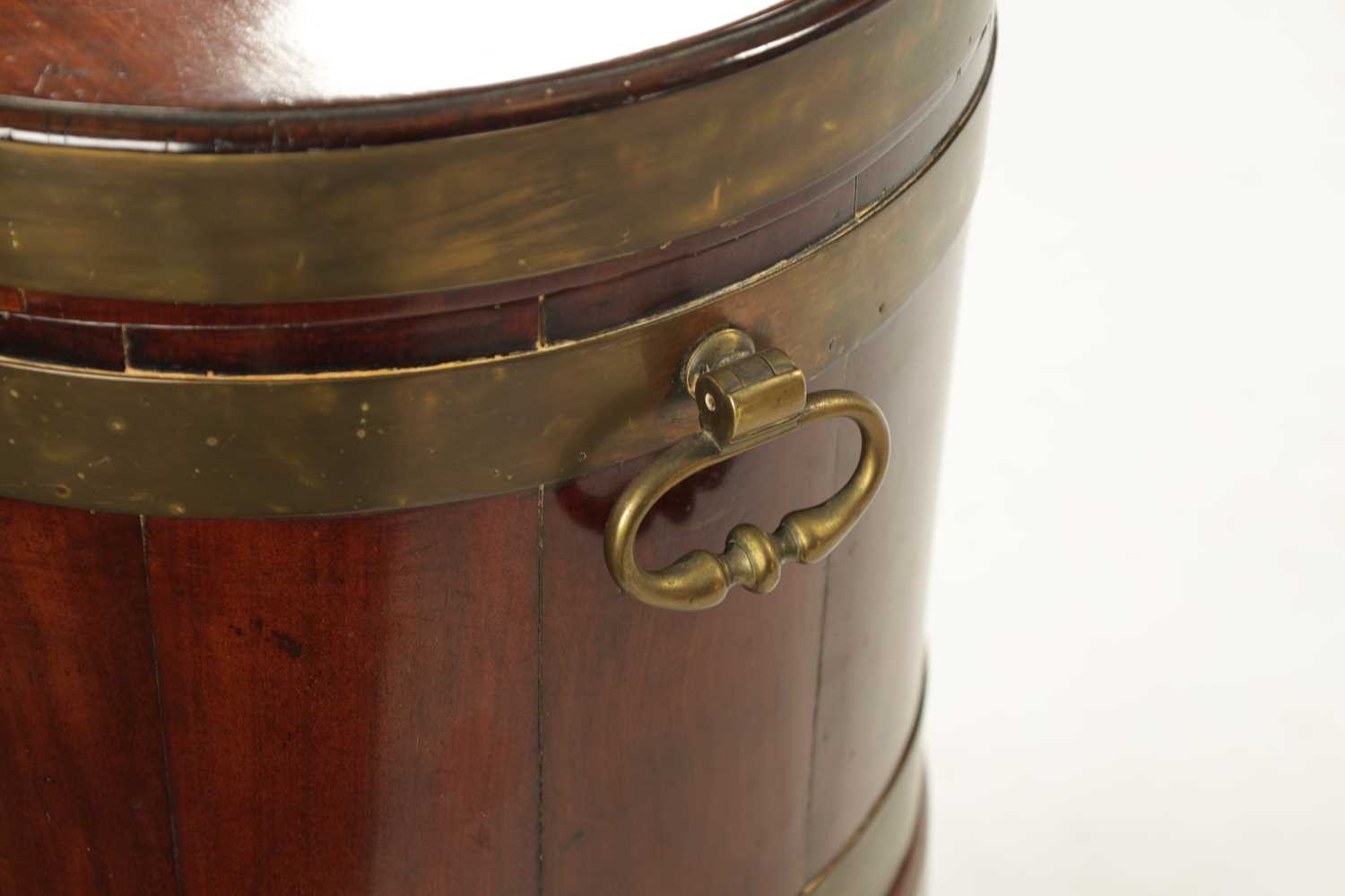 A GEORGE III OVAL MAHOGANY WINE COOLER ON STAND - Image 4 of 5