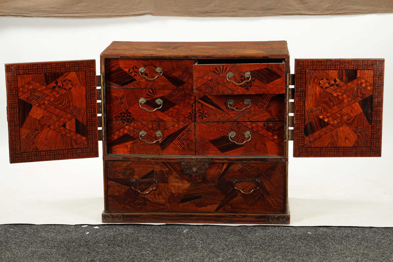 A JAPANESE MEIJI PERIOD INLAID COLLECTOR'S CABINET OF LARGE SIZE - Image 8 of 9
