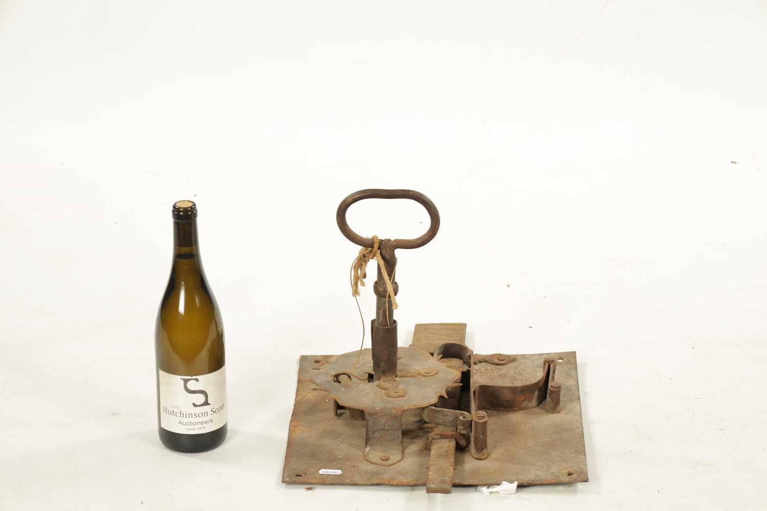 AN EARLY 18TH CENTURY IRON LOCK AND KEY OF LARGE SIZE - Image 6 of 7