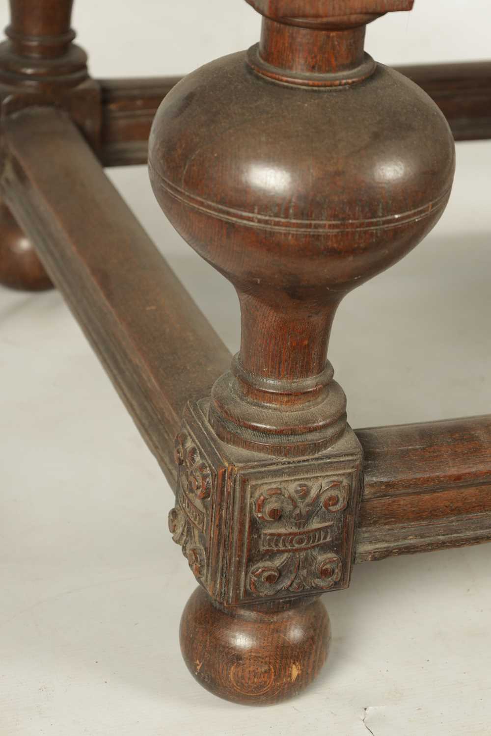 AN 18TH CENTURY FLEMISH OAK TABLE - Image 4 of 7