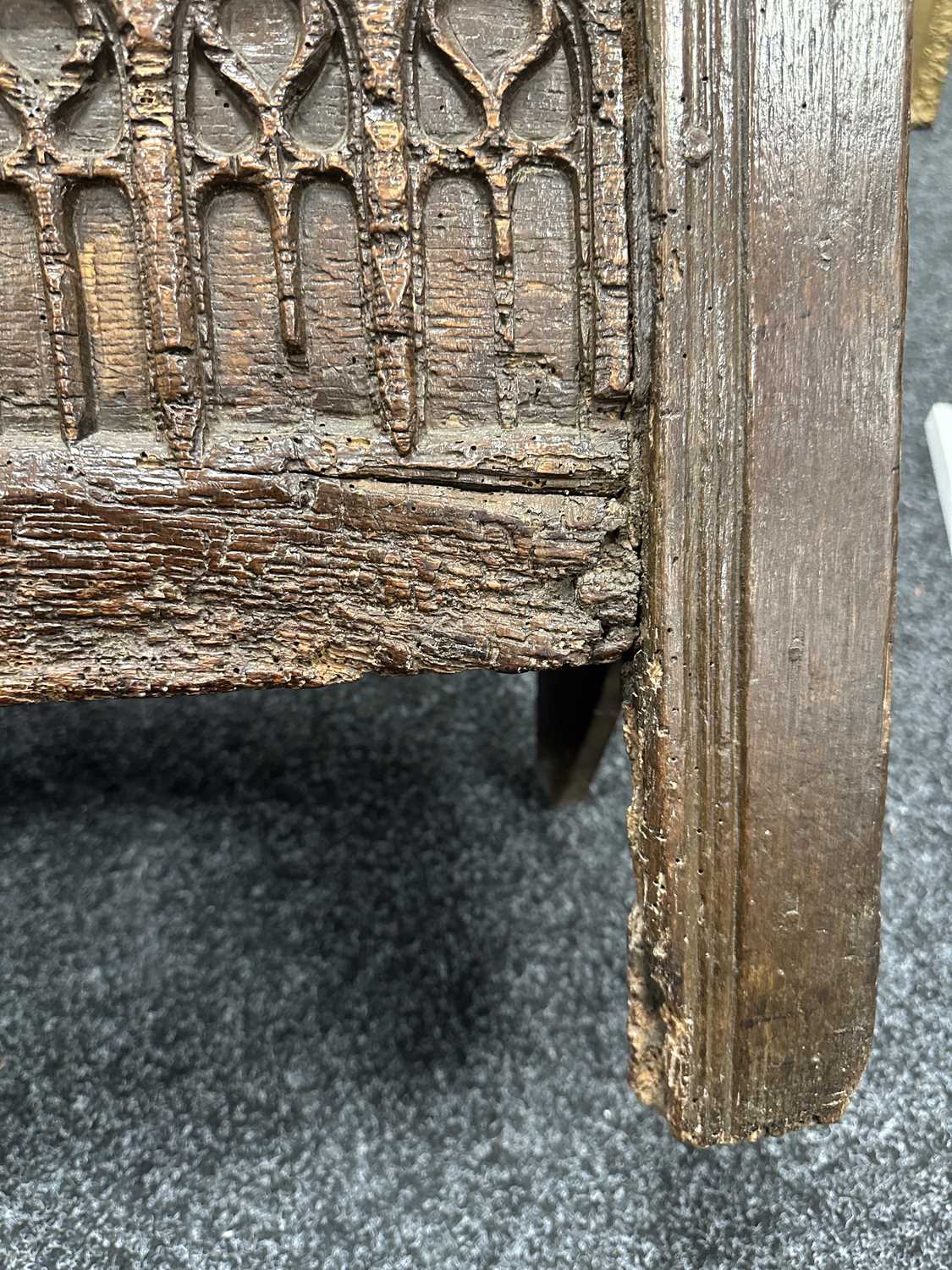 A RARE 15TH/16TH CENTURY GOTHIC OAK PLANK COFFER OF SMALL SIZE - Image 13 of 22