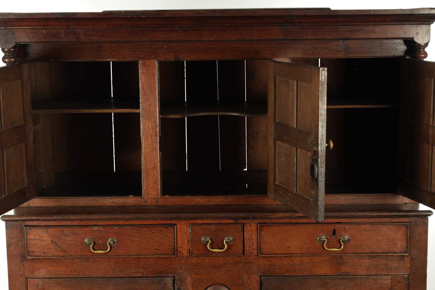 AN EARLY 18TH CENTURY PANELLED OAK DUDARN - Image 6 of 8