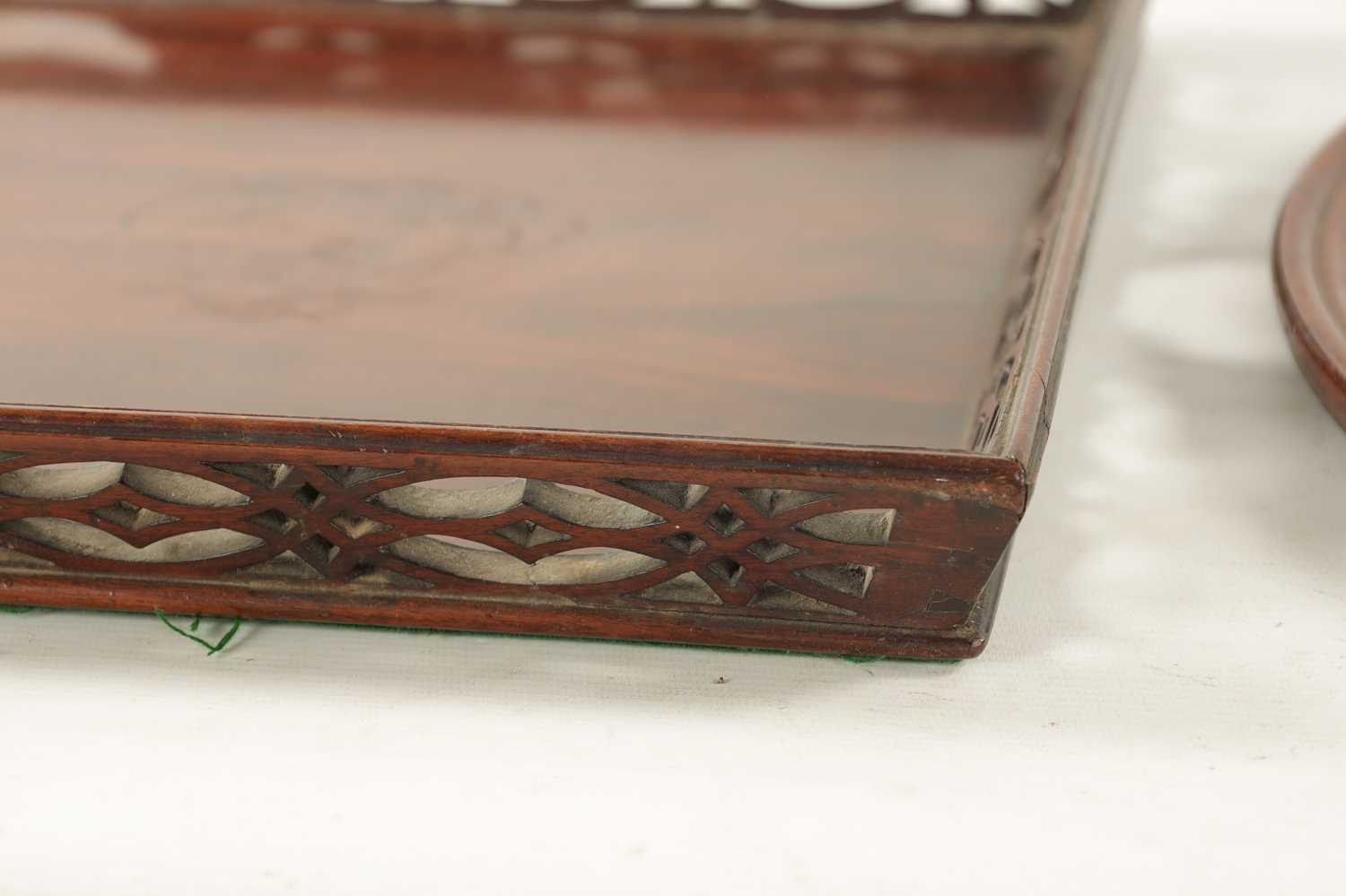 AN 18TH CENTURY RECTANGULAR FRETTED GALLERY TRAY TOGETHER WITH A MAHOGANY CIRCULAR TOP - Image 4 of 5