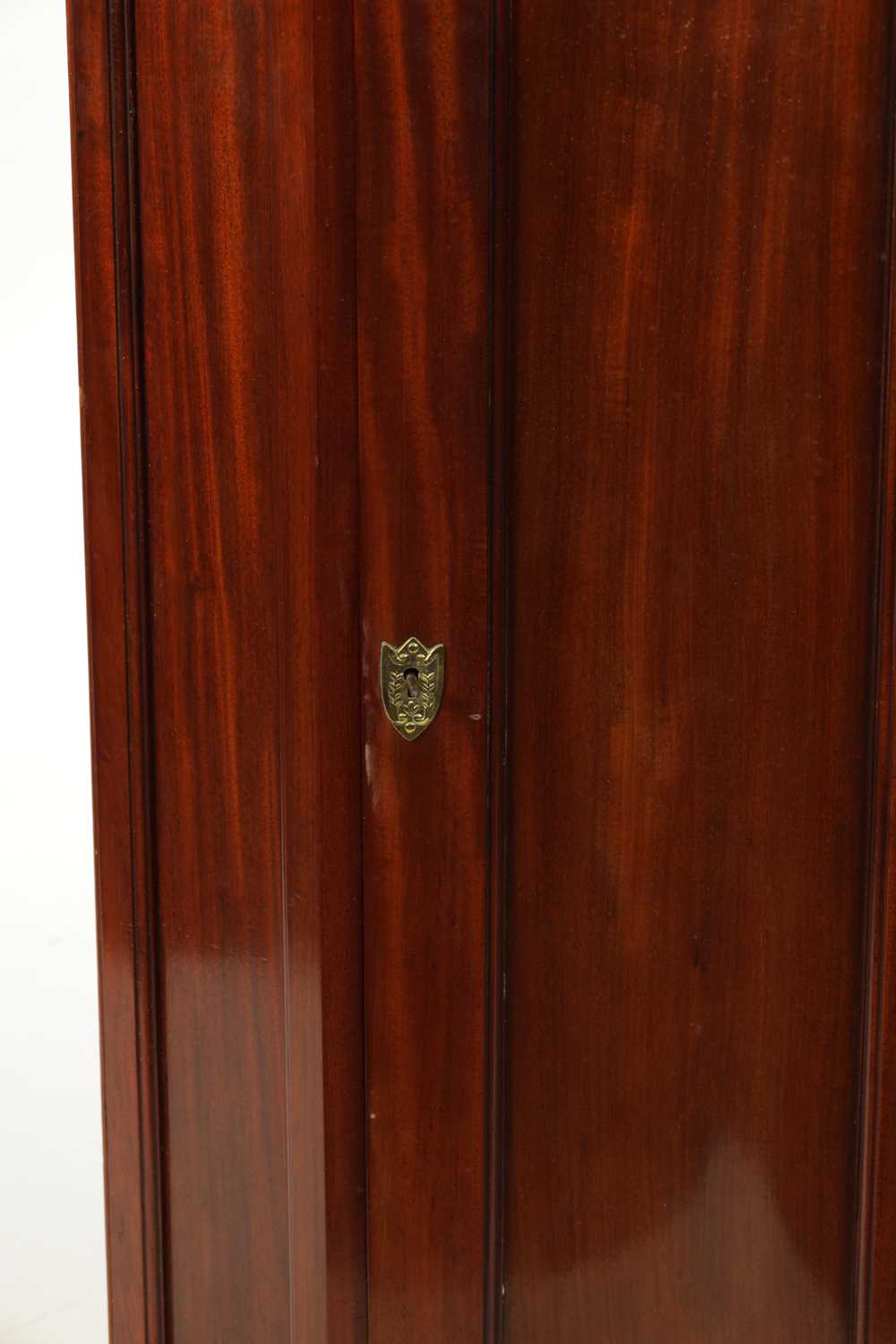 A 19TH CENTURY MAHOGANY SERPENTINE FRONTED HANGING CORNER CUPBOARD IN THE MANNER OF DUNCAN PHYFE - Image 3 of 4