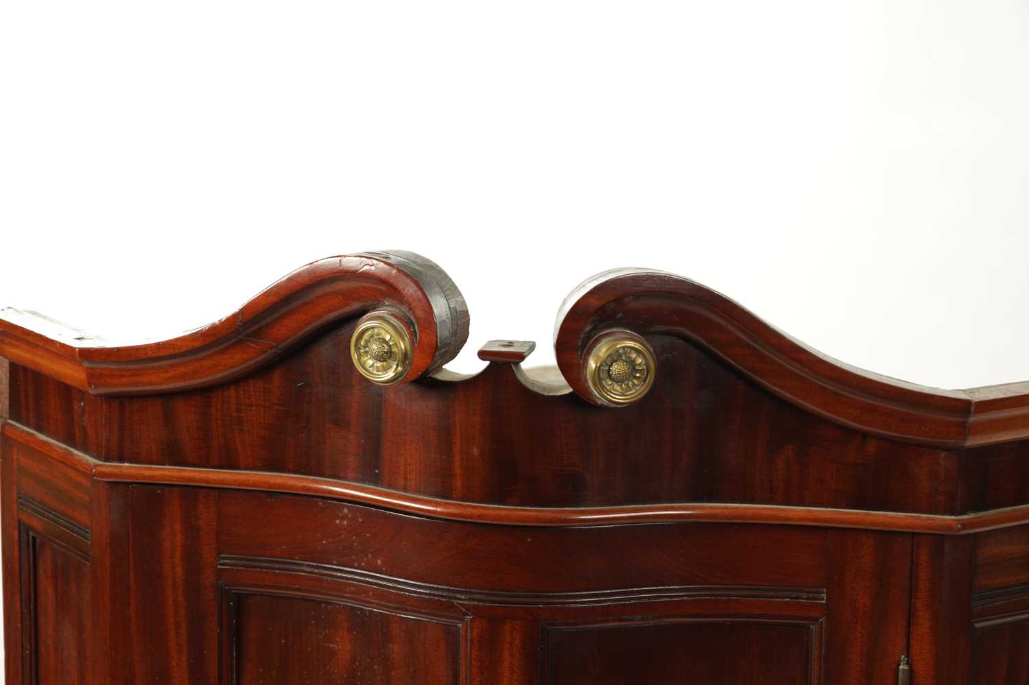 A 19TH CENTURY MAHOGANY SERPENTINE FRONTED HANGING CORNER CUPBOARD IN THE MANNER OF DUNCAN PHYFE - Image 2 of 4