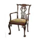 A FINE 18TH CENTURY CHIPPENDALE STYLE MAHOGANY ARMCHAIR