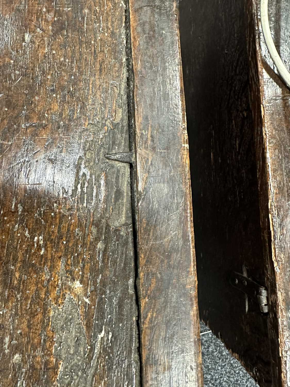 A RARE 15TH/16TH CENTURY GOTHIC OAK PLANK COFFER OF SMALL SIZE - Image 9 of 22