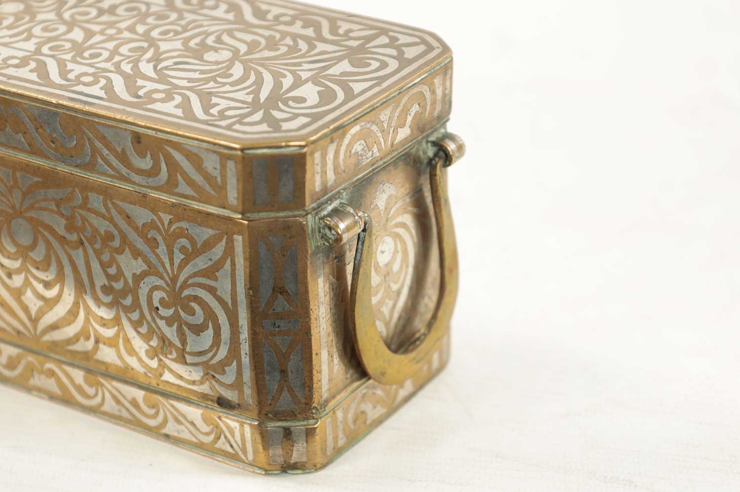 A LATE 19TH CENTURY MARANOA SILVER INLAID BRONZE BETEL NUT BOX - Image 2 of 7