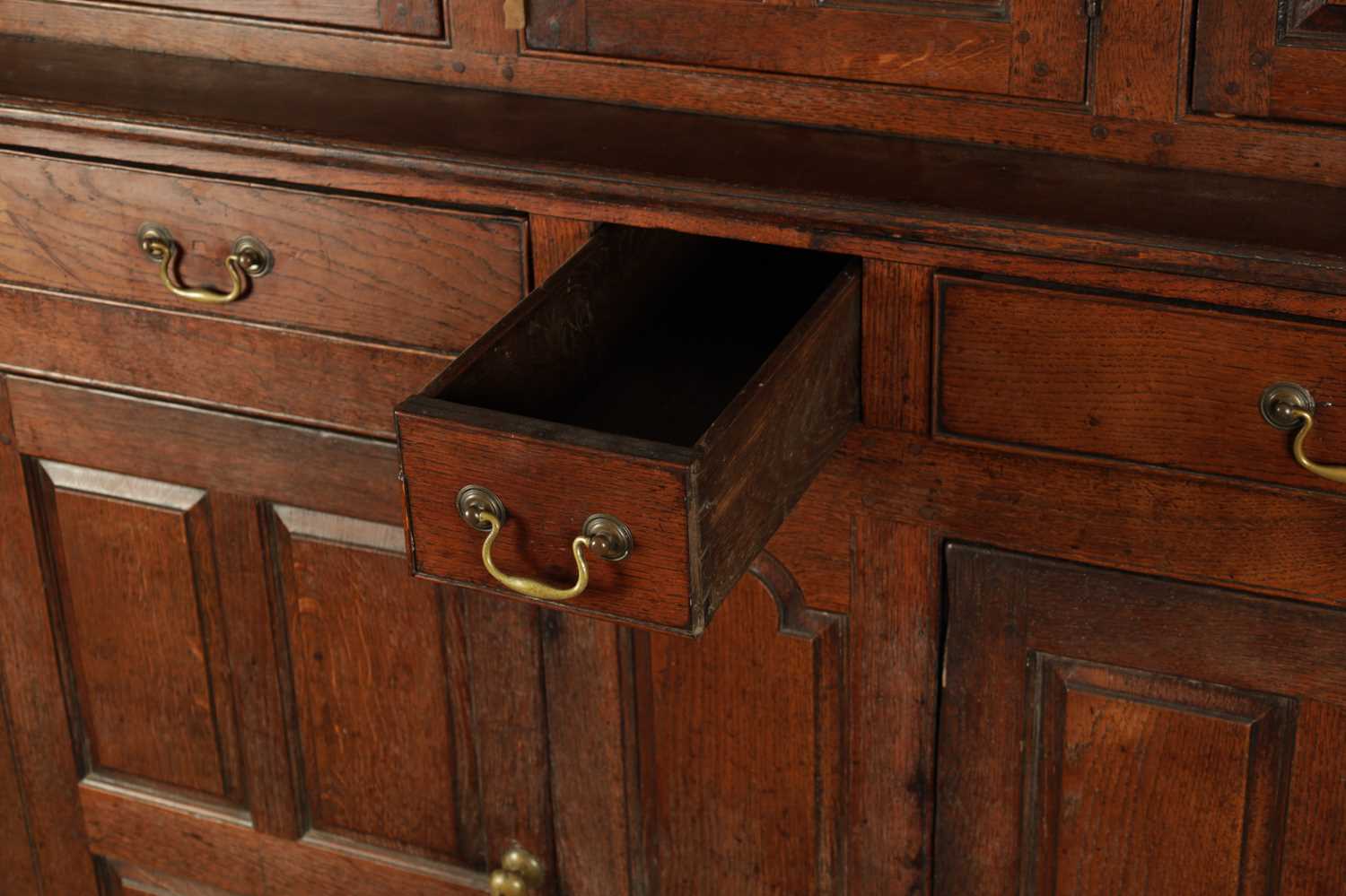 AN EARLY 18TH CENTURY PANELLED OAK DUDARN - Image 5 of 8