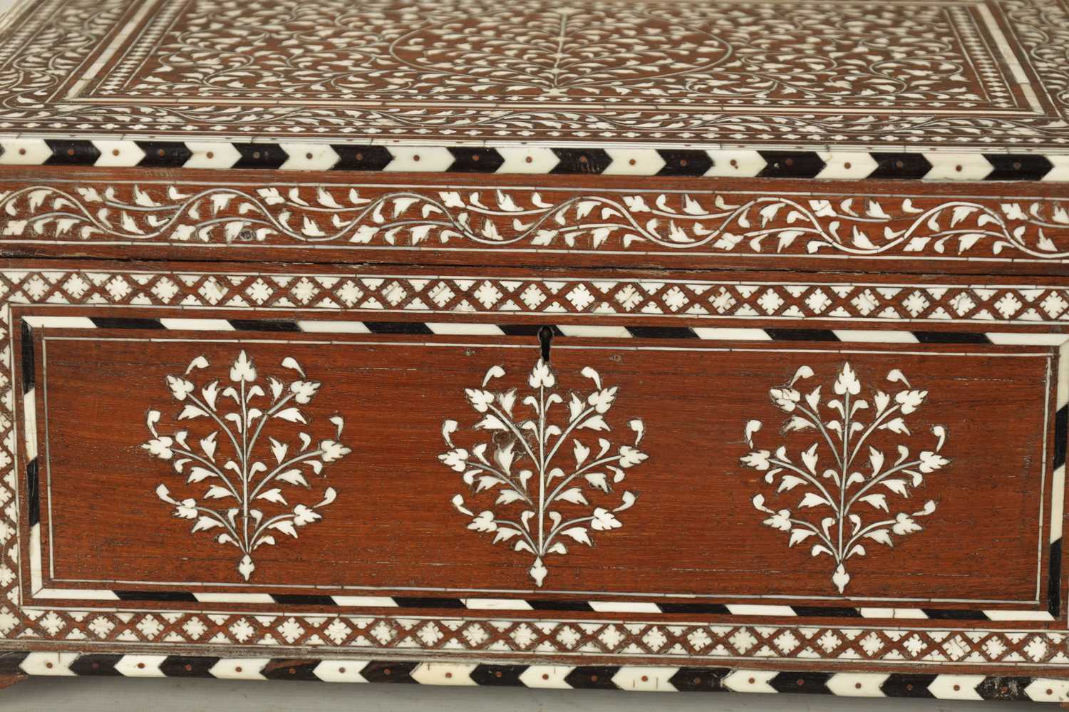 A LARGE LATE 19TH CENTURY ANGLO-INDIAN IVORY AND EBONY INLAID WORKBOX - Image 3 of 10