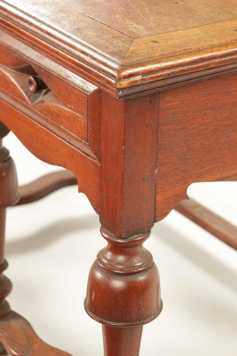 AN UNUSUAL 18TH CENTURY COLONIAL PADOUK WOOD TWO DRAWER TABLE ON BALLUSTER LEGS WITH SHAPED STRETCHE - Image 5 of 8