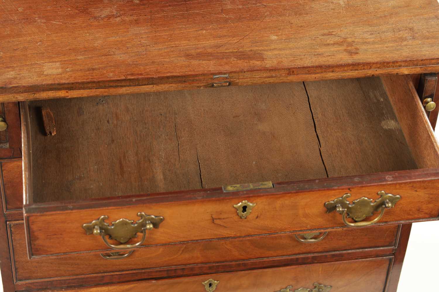 A SMALL GEROGE III FIGURED MAHOGANY BACHELORS CHEST - Image 9 of 14