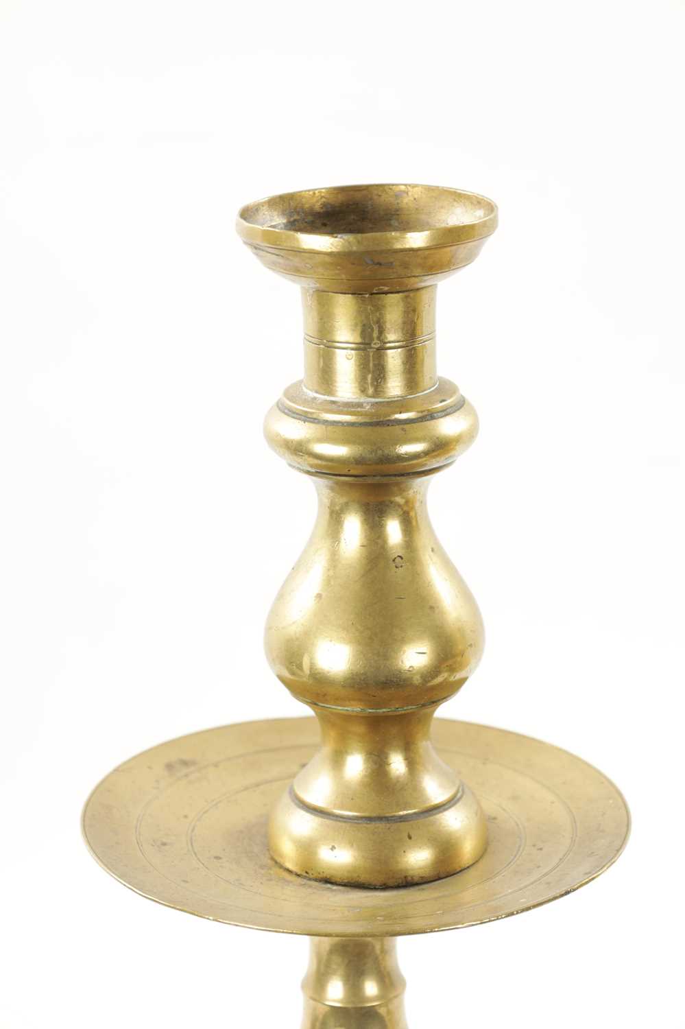 A LARGE PAIR OF 18TH CENTURY BRASS CANDLESTICKS - Image 4 of 9