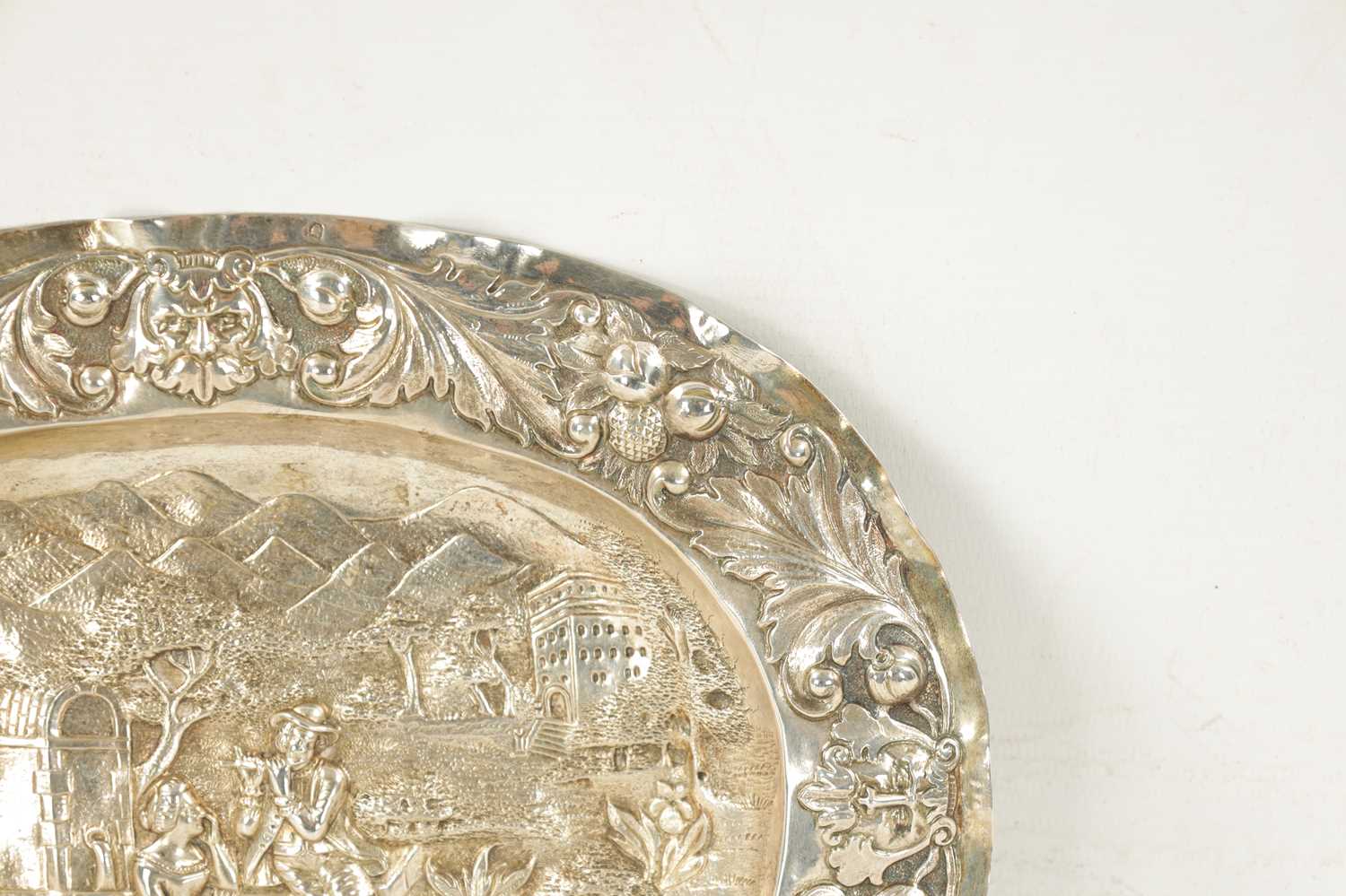AN 18TH CENTURY GERMAN REPOUSSE SILVER AND SILVER GILT OVAL CHARGER - Image 3 of 10