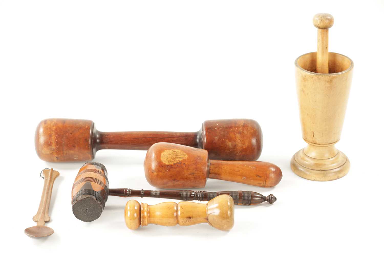 A COLLECTION OF VARIOUS TURNED WOOD AND TREEN ITEMS
