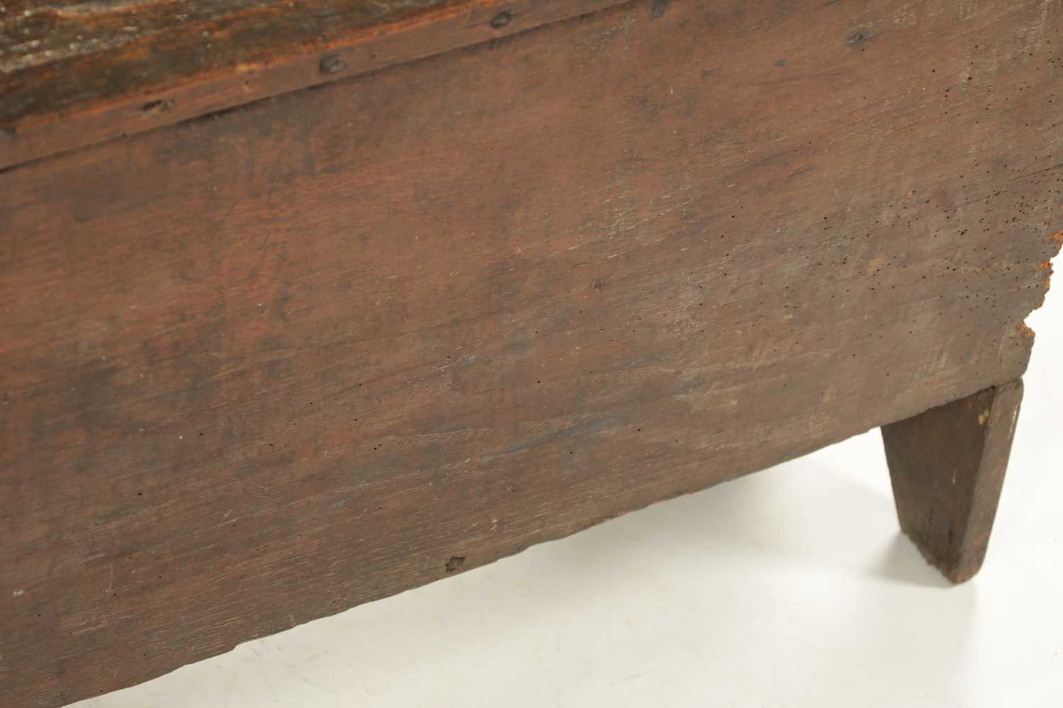 A RARE 15TH/16TH CENTURY GOTHIC OAK PLANK COFFER OF SMALL SIZE - Image 8 of 22