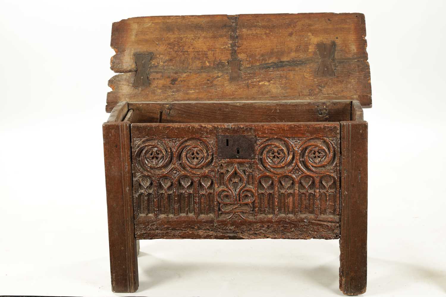 A RARE 15TH/16TH CENTURY GOTHIC OAK PLANK COFFER OF SMALL SIZE - Image 5 of 22