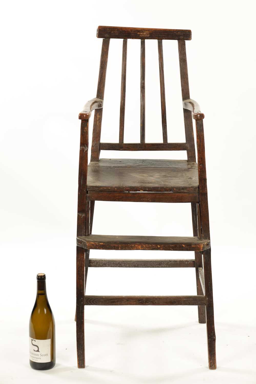 A PRIMITIVE 18TH CENTURY CHILDS FRUITWOOD SPLAT BACK HIGH CHAIR - Image 6 of 7