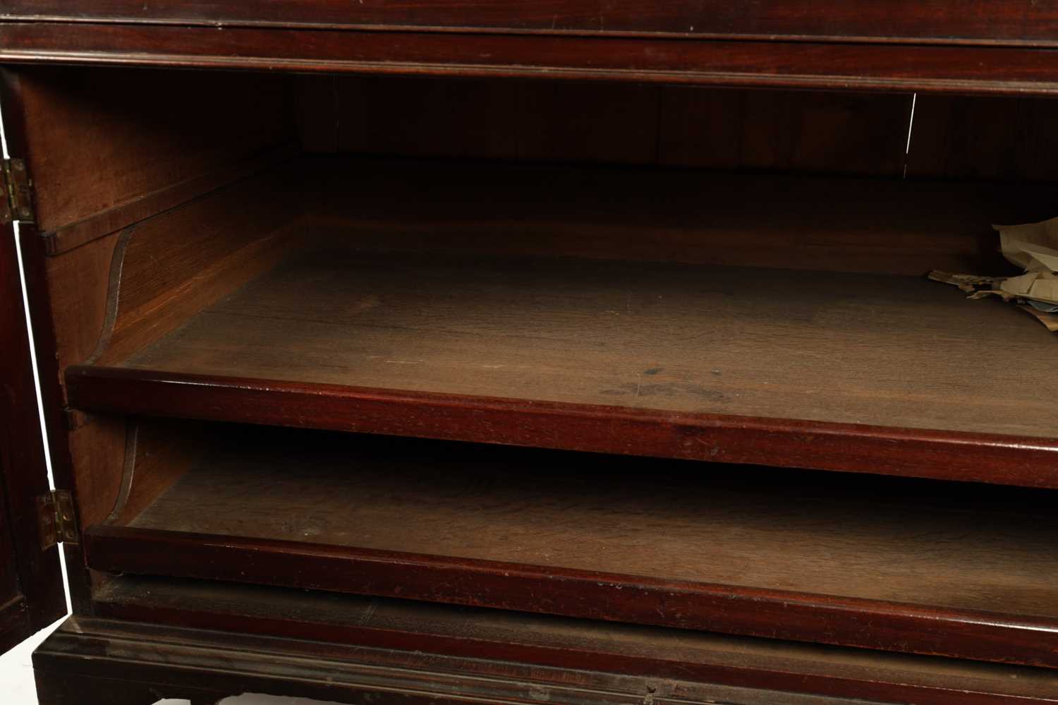 A GEORGE III MAHOGANY GENTLEMAN’S LIBRARY CHEST WITH SECRETAIRE DRAWER - Image 9 of 10