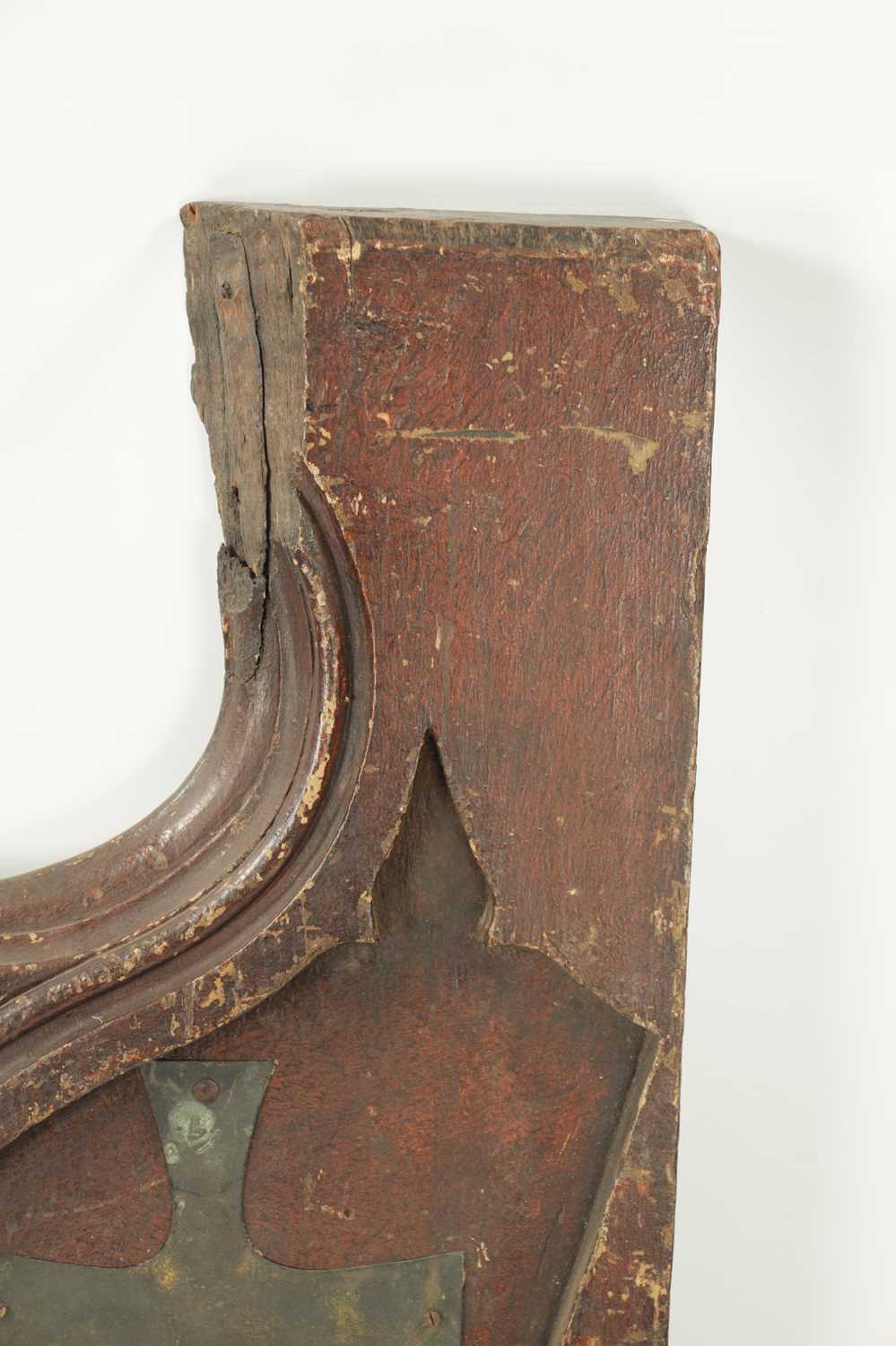 A RARE 17TH CENTURY GOTHIC PEW END WITH CARVED PRAYING FIGURE - Image 3 of 7