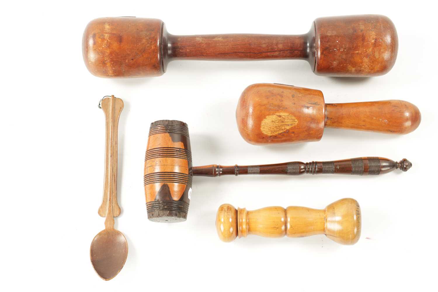 A COLLECTION OF VARIOUS TURNED WOOD AND TREEN ITEMS - Image 3 of 7