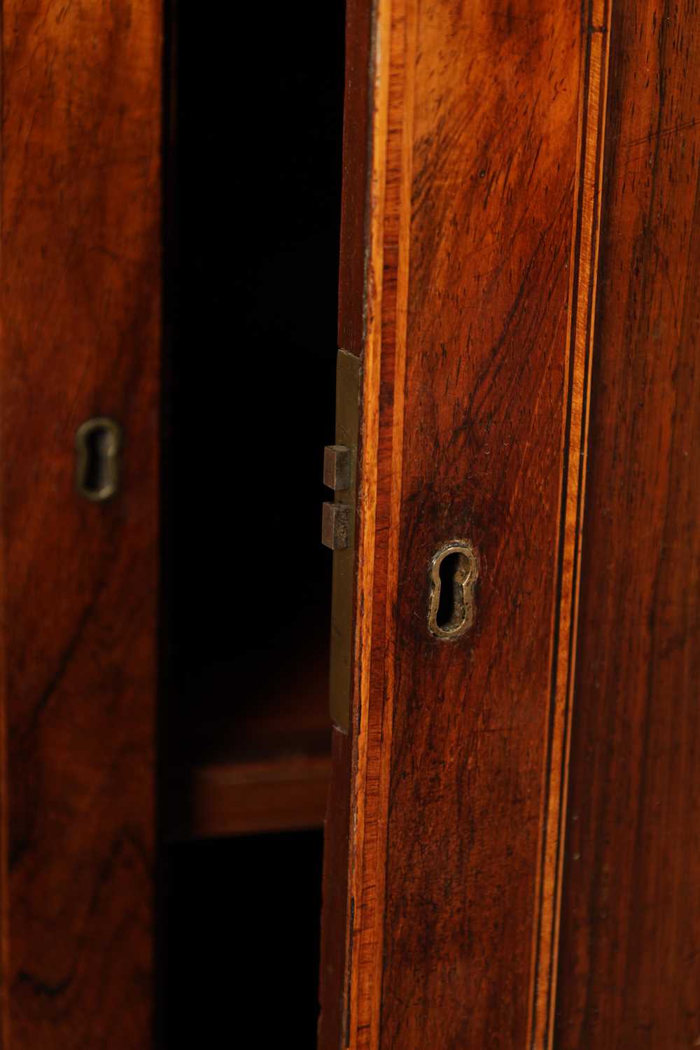 A REGENCY ROSEWOOD AND KING WOOD CROSS-BANDED SECRETAIRE SIDE CABINET - Image 7 of 17