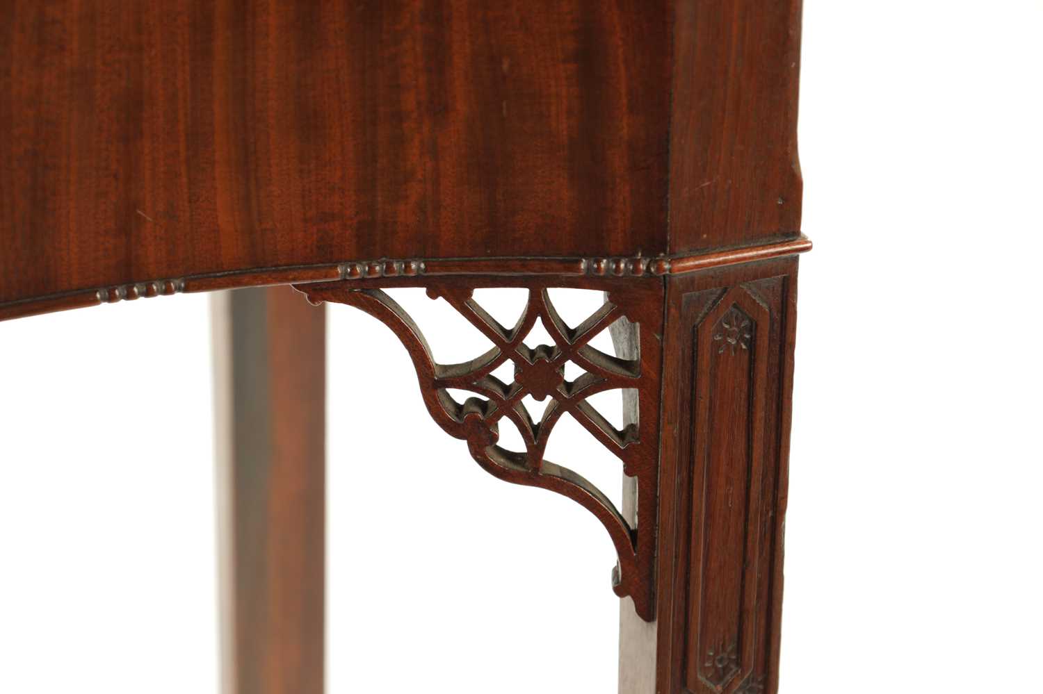 A FINE OVERSIZED GEROGE III SERPENTINE MAHOGANY TEA-TABLE IN THE MANNER OF THOMAS CHIPPENDALE - Image 3 of 8