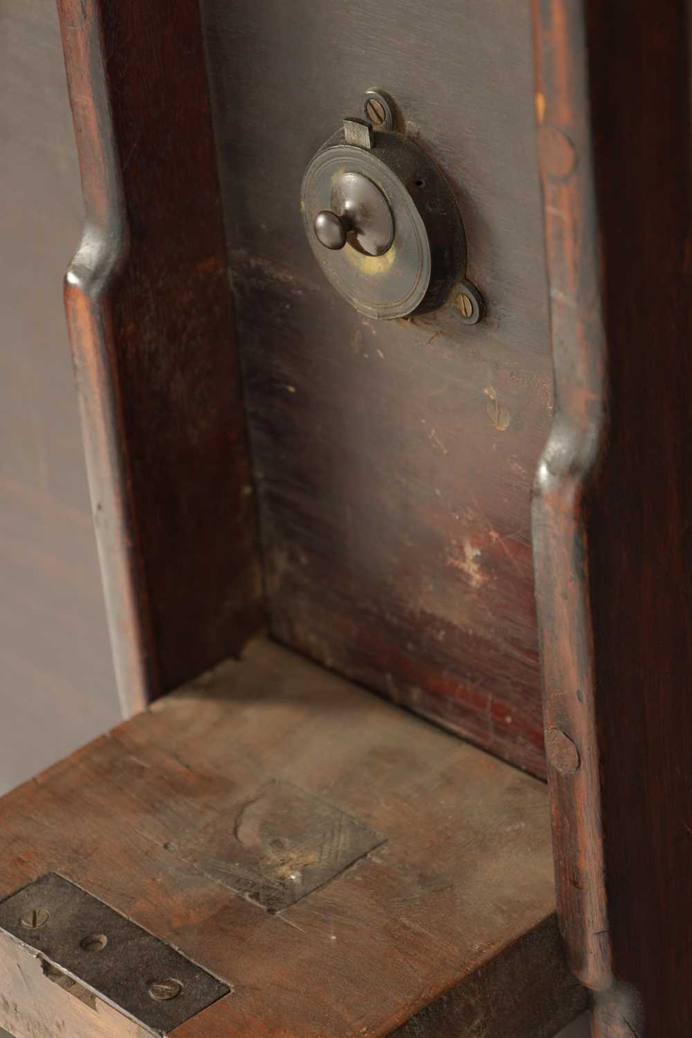 AN 18TH CENTURY FIGURED MAHOGANY PIE CRUST TRIPOD TABLE ON MANX FEET - Image 6 of 8