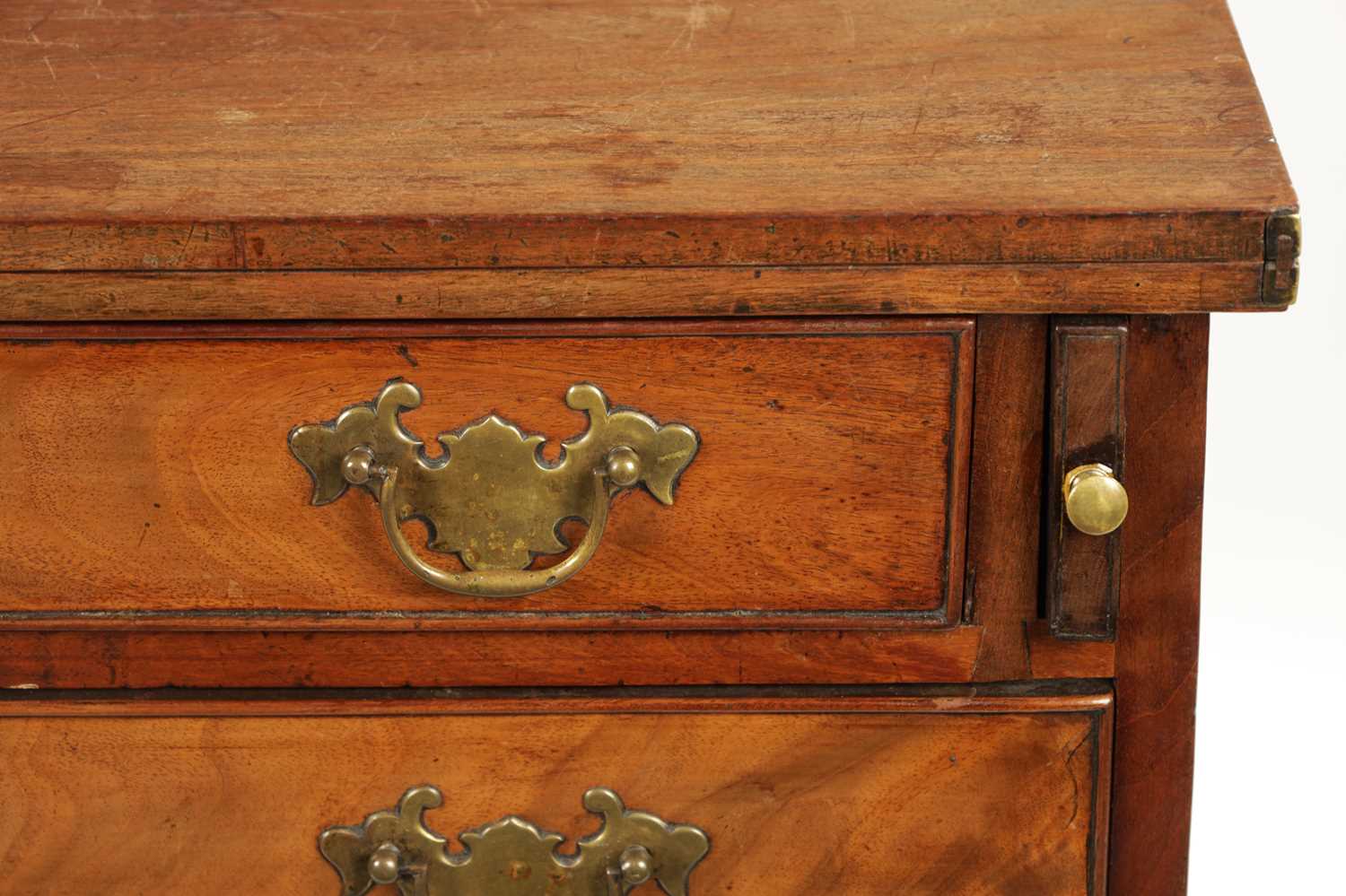 A SMALL GEROGE III FIGURED MAHOGANY BACHELORS CHEST - Image 3 of 14