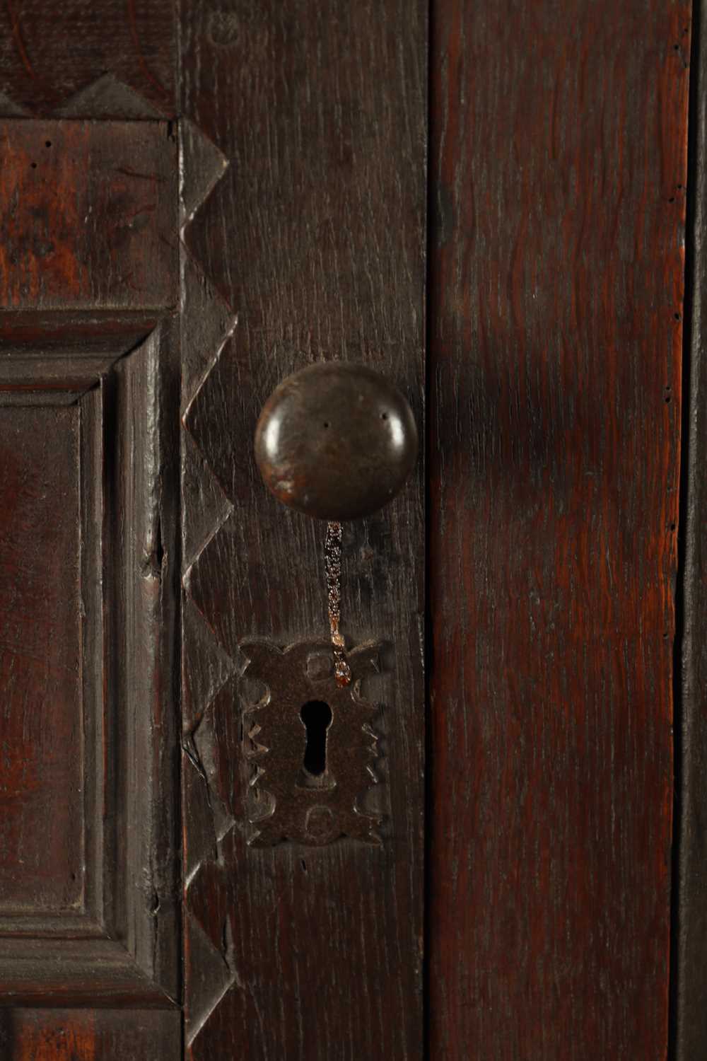 A 17TH CENTURY OAK BUFFET - Image 4 of 10