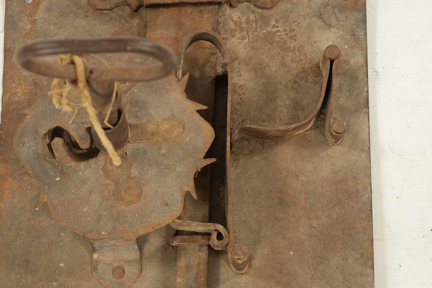 AN EARLY 18TH CENTURY IRON LOCK AND KEY OF LARGE SIZE - Image 4 of 7