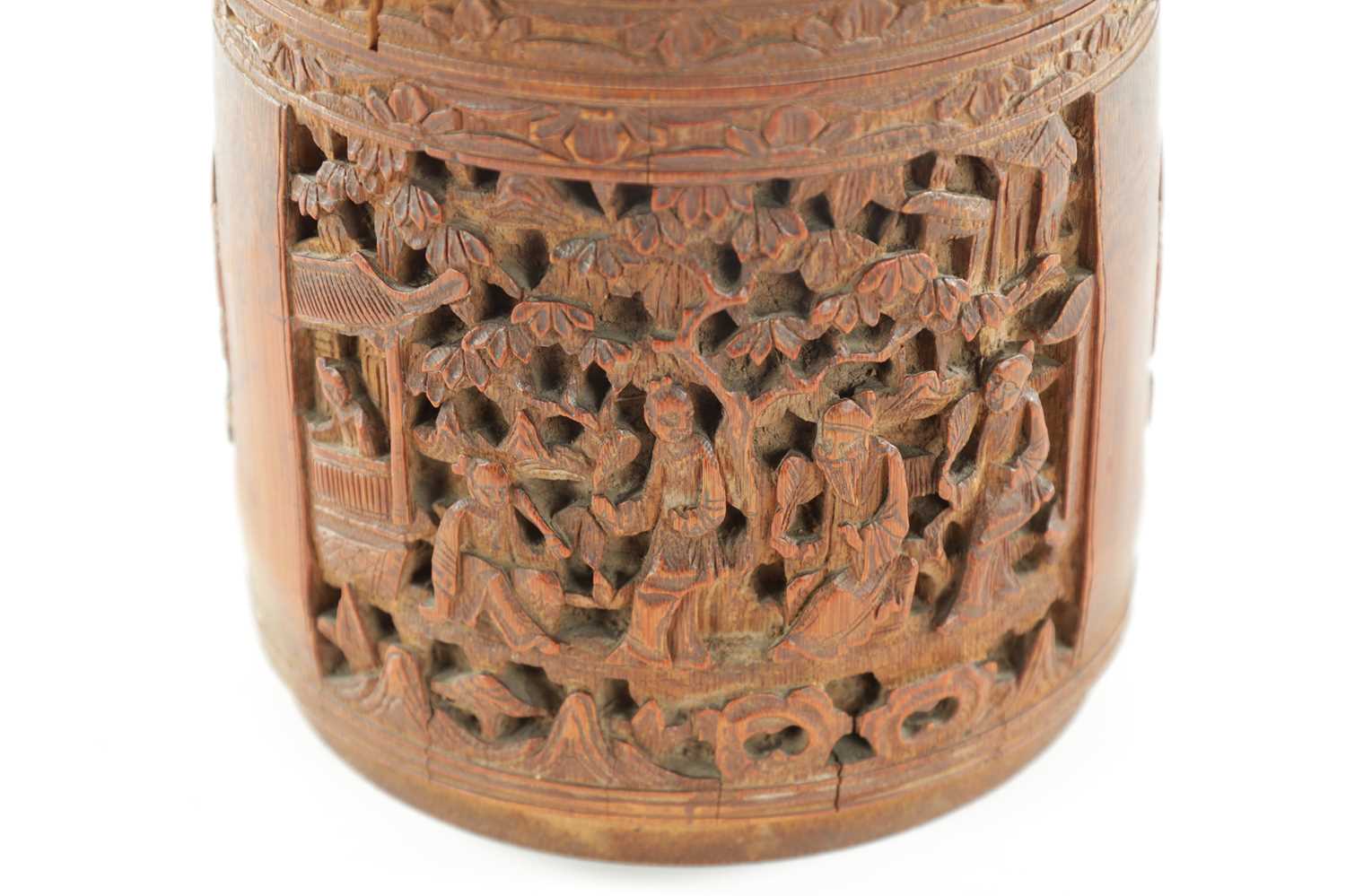 A GOOD EARLY 19TH CENTURY CARVED BAMBOO CHINESE BRUSH POT AND LID - Image 3 of 7