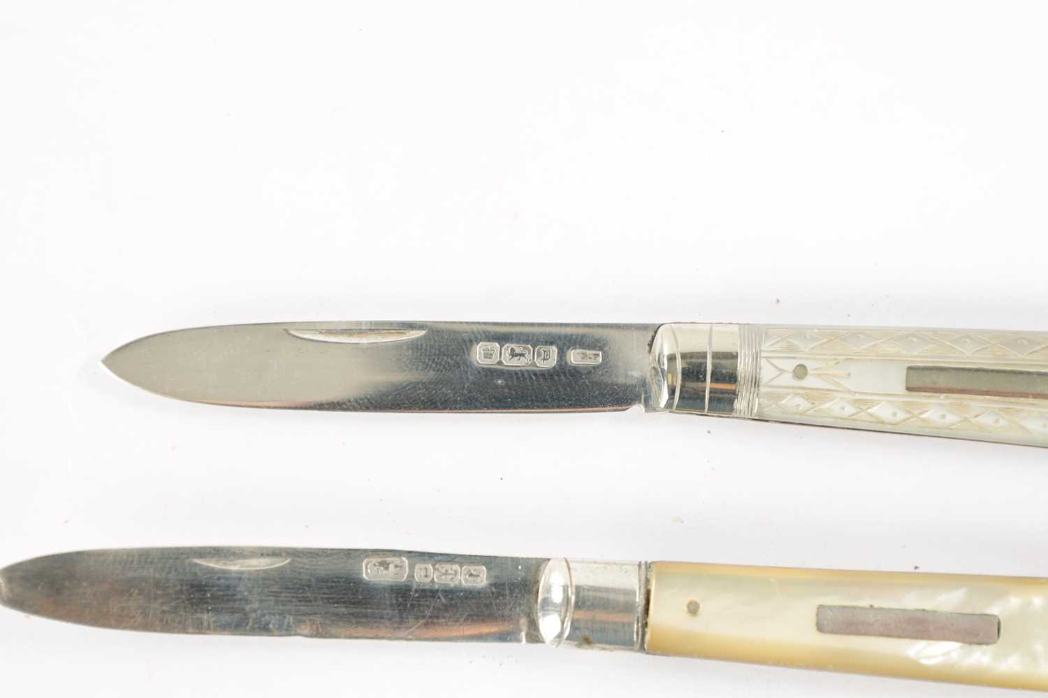 A COLLECTION OF FOUR 19TH CENTURY SILVER FOLDING POCKET FRUIT KNIVES - Image 3 of 6