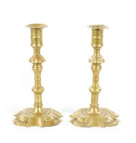 A PAIR OF MID 18TH CENTURY SEAMED CAST BRASS CANDLESTICKS