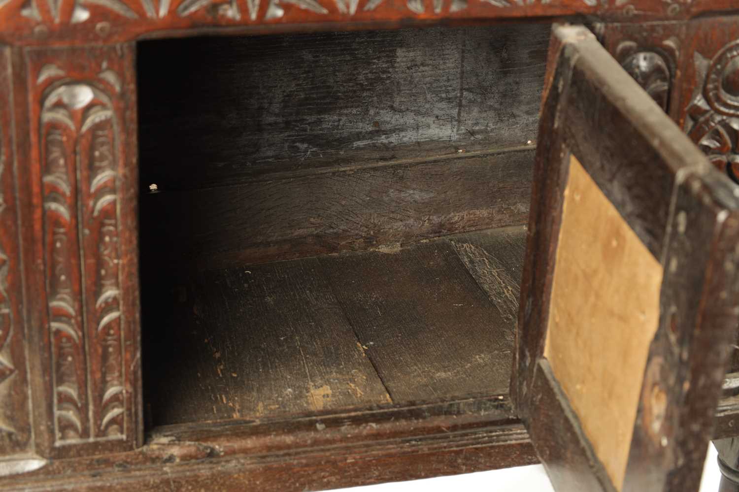 A 17TH CENTURY AND LATER OAK HUTCH CUPBOARD - Image 3 of 9