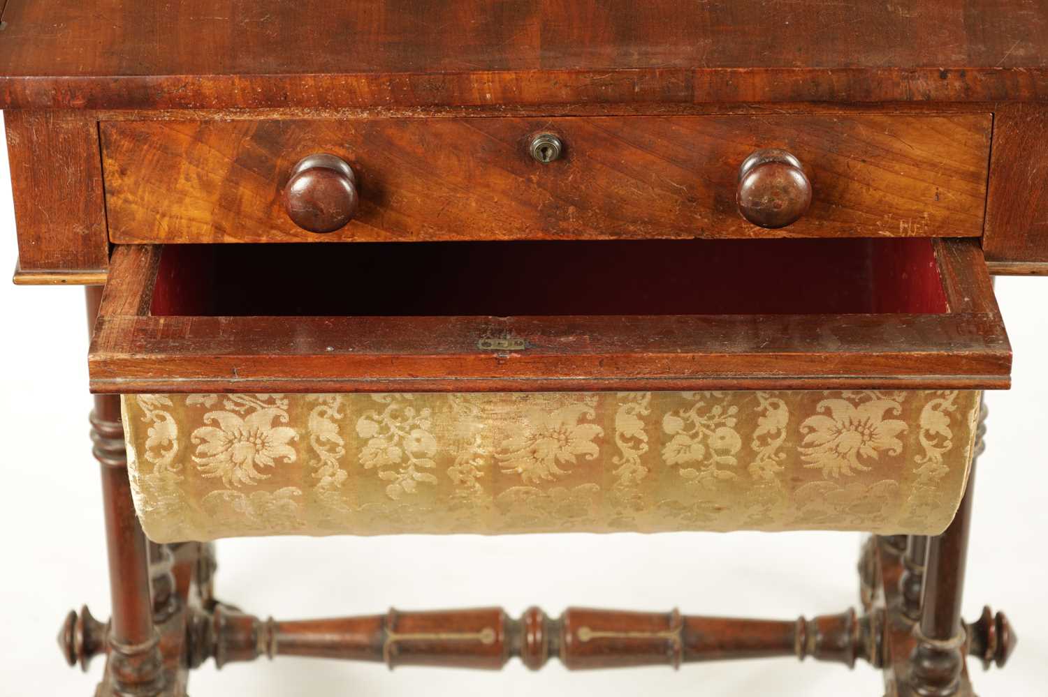 A 19TH CENTURY MAHOGANY FOLD DOWN WORK TABLE IN THE MANNER OR GILLOWS - Image 4 of 8