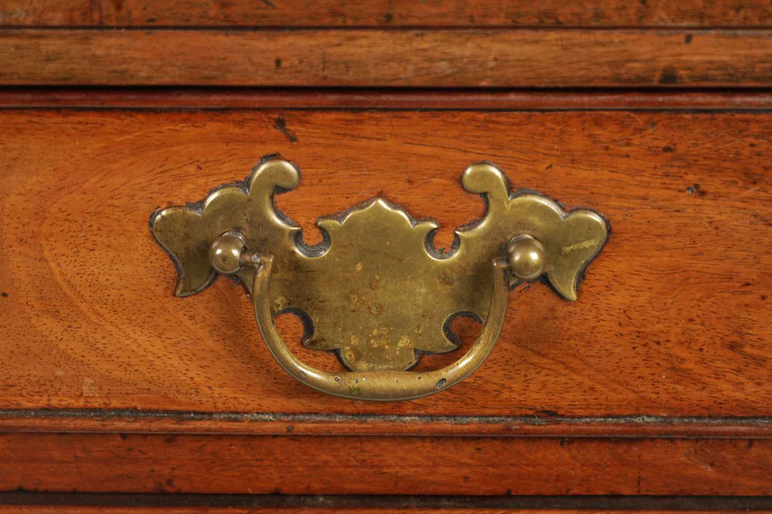 A SMALL GEROGE III FIGURED MAHOGANY BACHELORS CHEST - Image 8 of 14