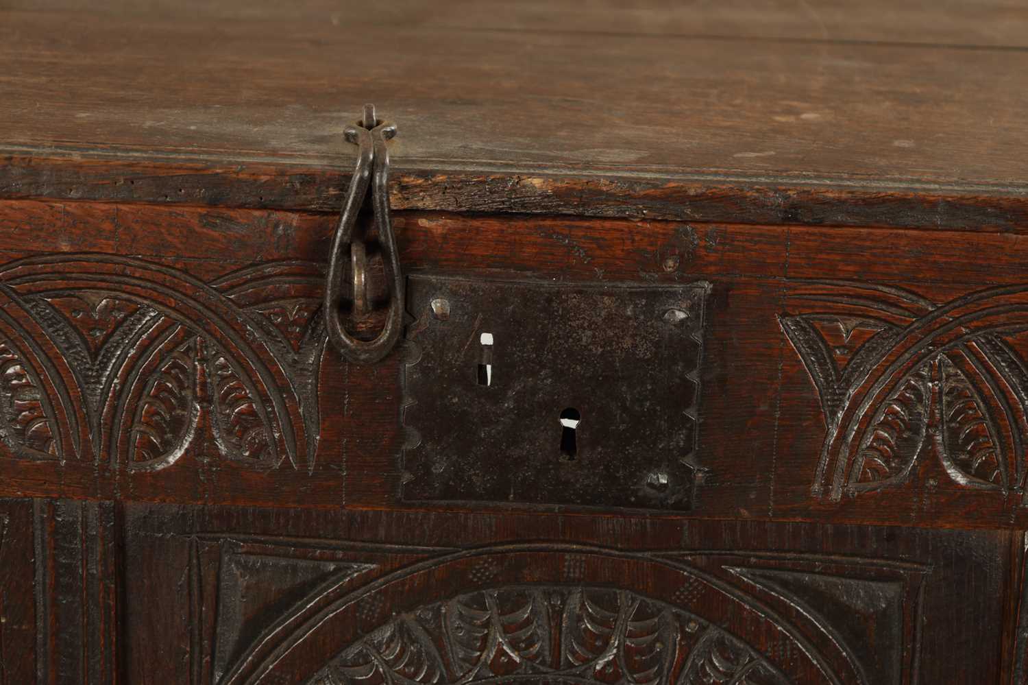 A LARGE 17TH CENTURY CARVED THREE PANELLED OAK COFFER - Image 2 of 7