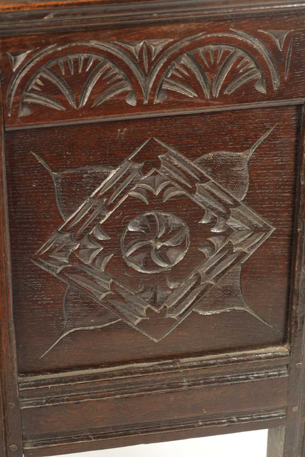 A 17TH CENTURY AND LATER OAK HUTCH CUPBOARD - Image 6 of 9