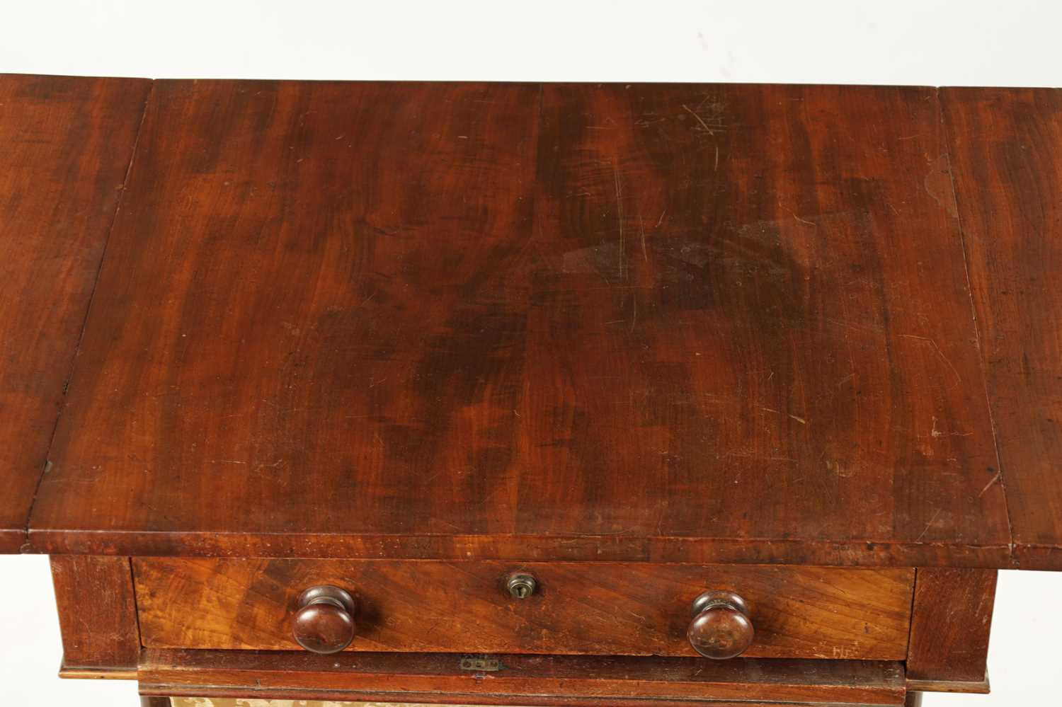 A 19TH CENTURY MAHOGANY FOLD DOWN WORK TABLE IN THE MANNER OR GILLOWS - Image 5 of 8