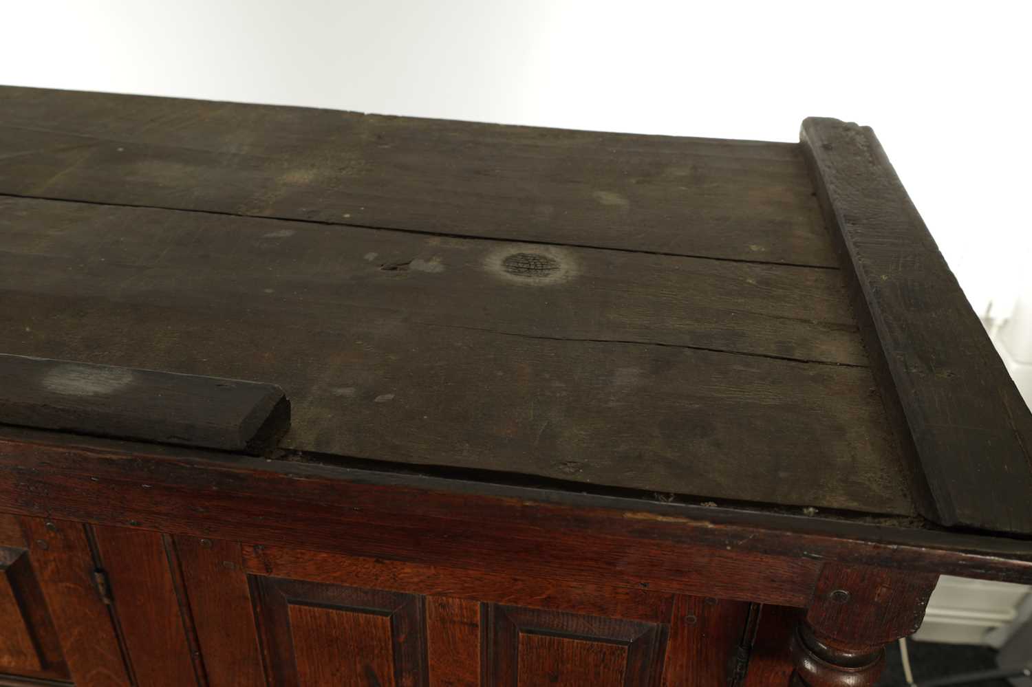 AN EARLY 18TH CENTURY PANELLED OAK DUDARN - Image 7 of 8