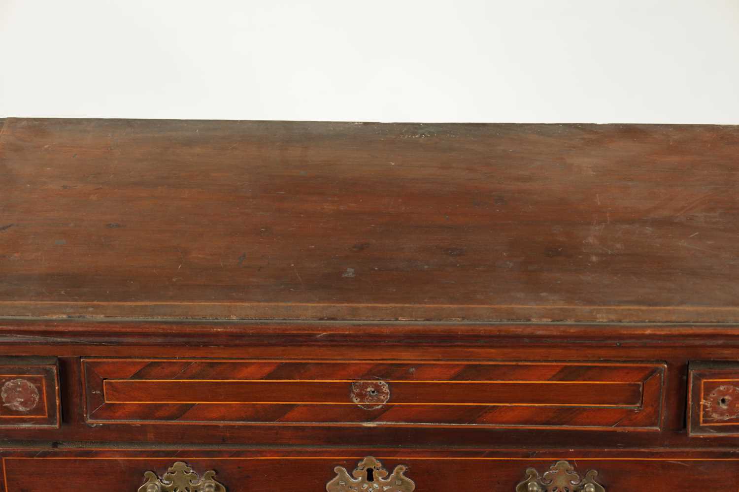 AN 18TH CENTURY FIGURED MAHOGANY CHEST OF DRAWERS - Image 2 of 6