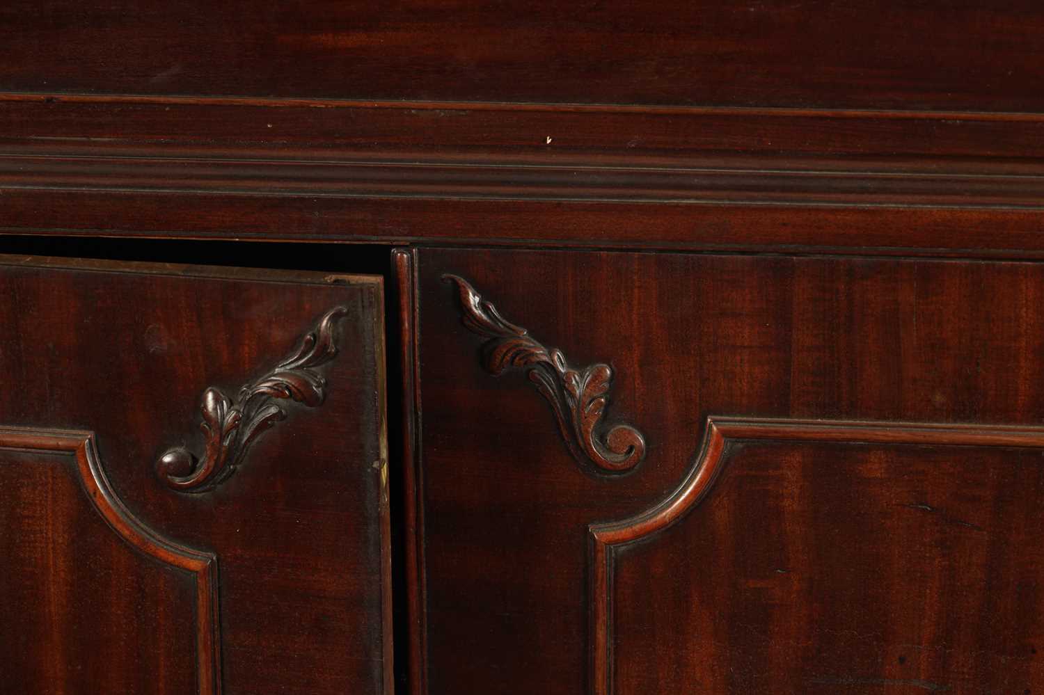 A FINE GEORGE III CHIPPENDALE DESIGN MAHOGANY SECRETAIRE CHEST ON CABINET FROM THE LILFORD ESTATE - Image 5 of 8