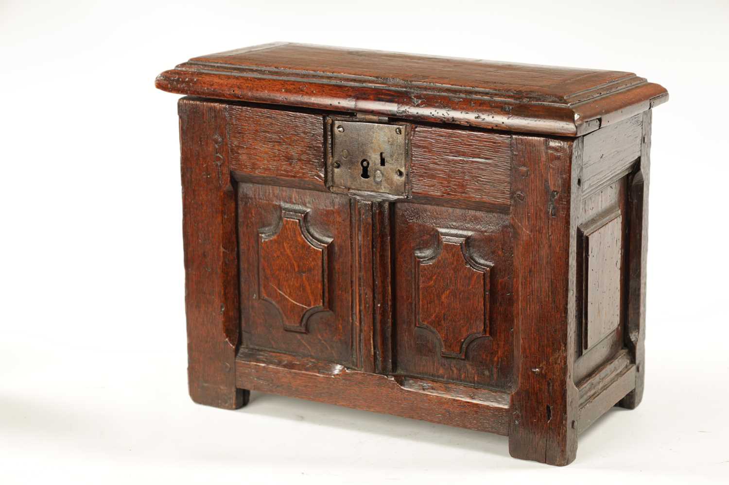 A RARE 17TH CENTURY MINIATURE OAK COFFER - Image 3 of 10