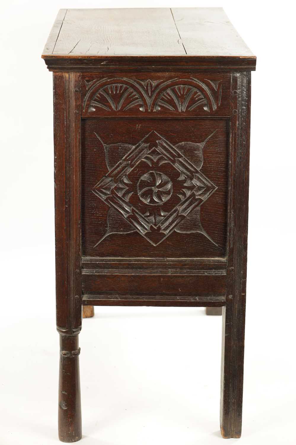 A 17TH CENTURY AND LATER OAK HUTCH CUPBOARD - Image 8 of 9